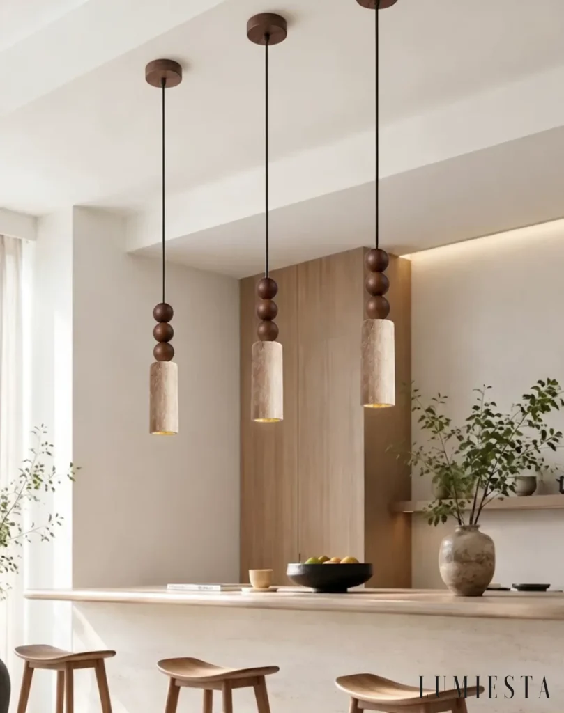 Ninfa - lampa wisząca trawertynowa z drewnem, wielopunktowa - w dziennym świetle