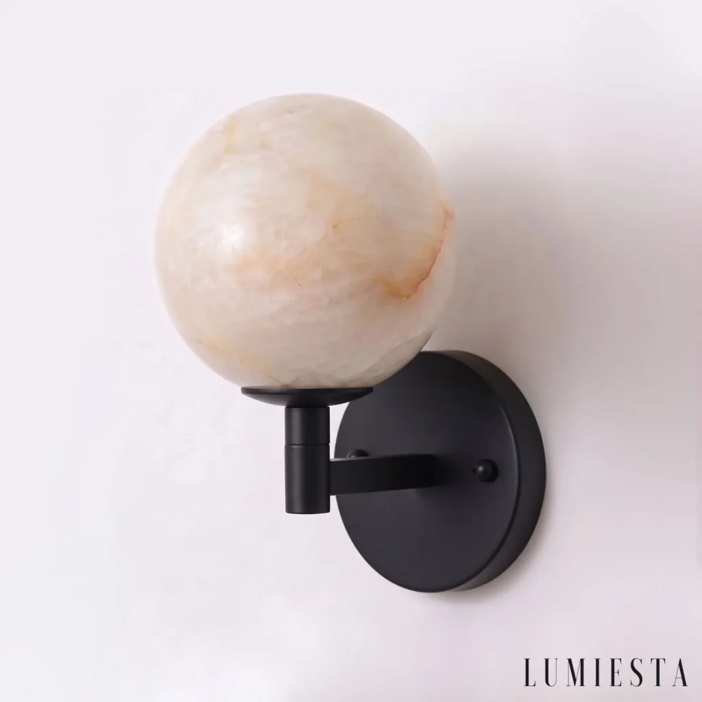Sitges - kinkiet ścienny alabastrowy z miedzią wys. 18 cm - przy włączonym świetle